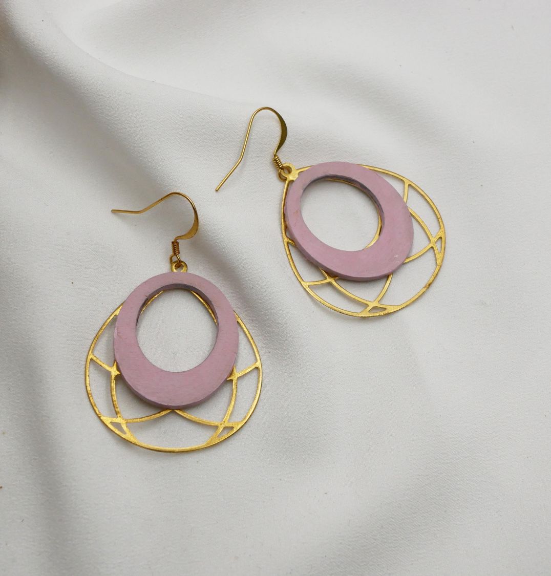 Boucles d'oreilles bois rose pastel sur ovale laiton doré.