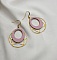 Boucles d'oreilles bois rose pastel sur ovale laiton doré.