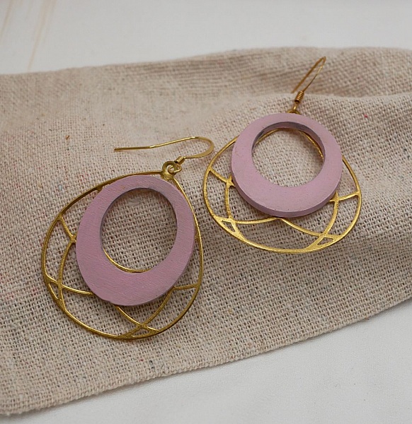 Boucles d'oreilles bois rose pastel sur ovale ajouré doré.
