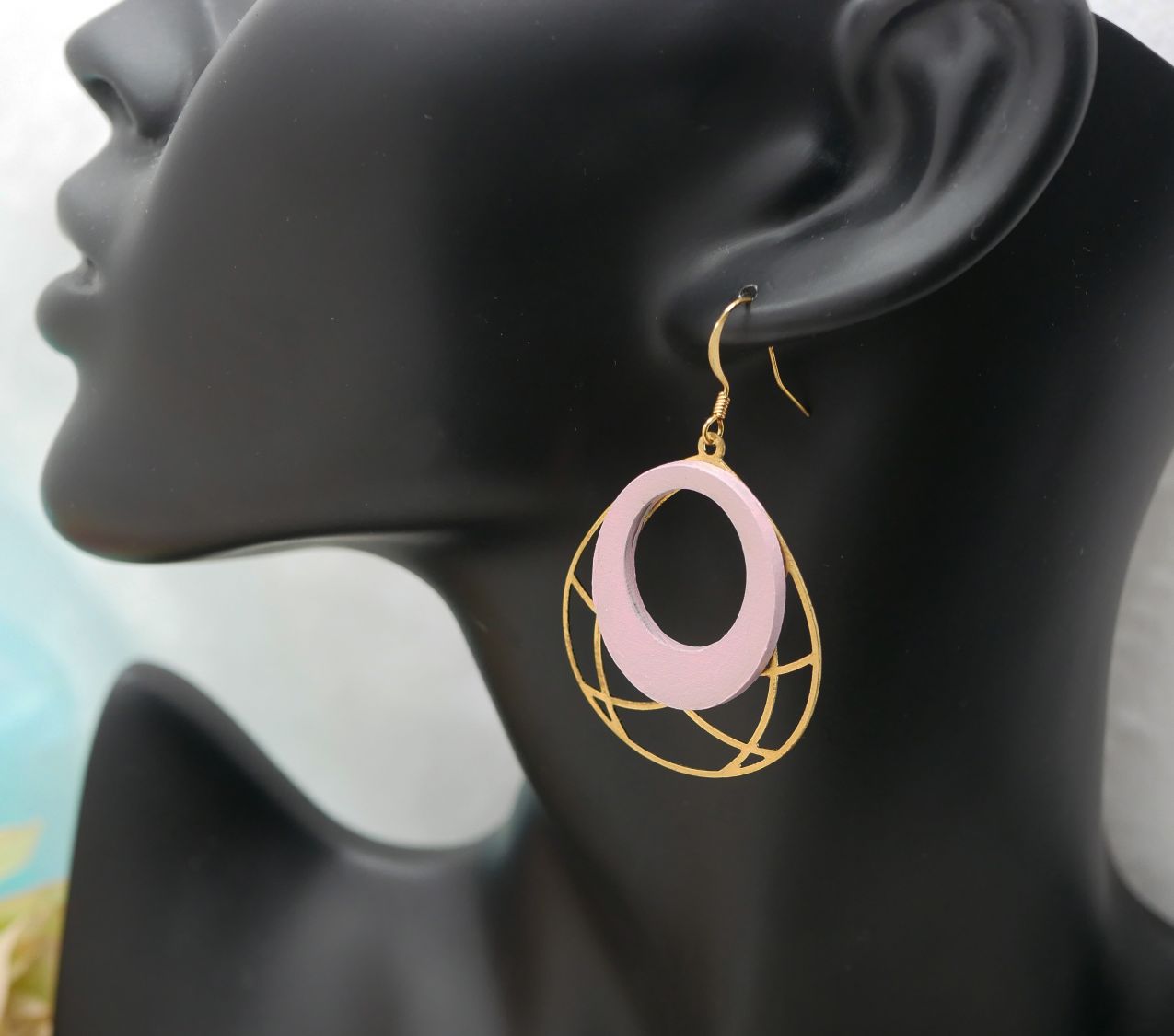 Boucles d'oreilles en bois rose et laiton doré ajouré.