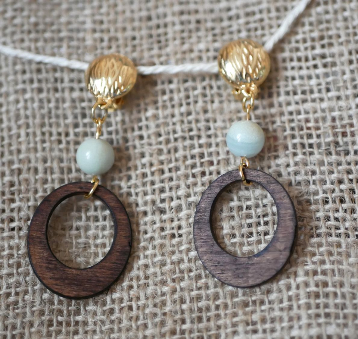 Boucles d'oreilles clip en bois noyer et pierres de gemme amazonite