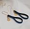 Boucles d'oreilles pendantes en cuir bleu et pampilles dorées.
