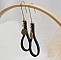 Boucles d'oreilles pendantes en cuir bleu et pampilles dorées.