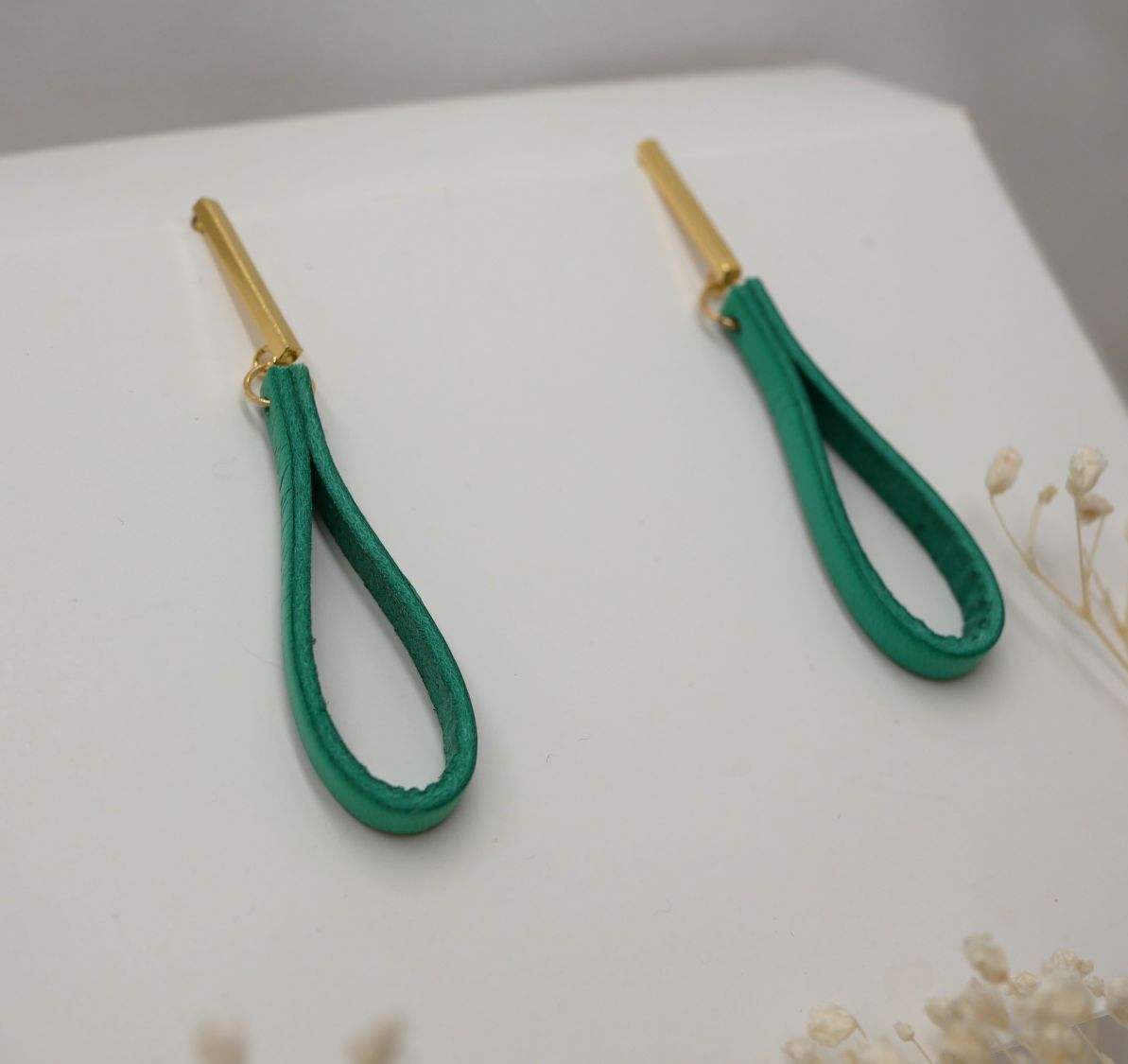 Boucles d'oreilles en cuir jade clous longs rectangulaires dor&eacute;s