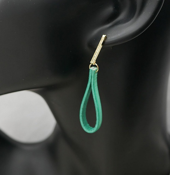 Boucles d'oreilles en cuir jade clous longs rectangulaires dor&eacute;s