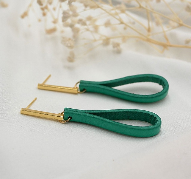 Boucles d'oreilles en cuir jade clous longs rectangulaires dor&eacute;s