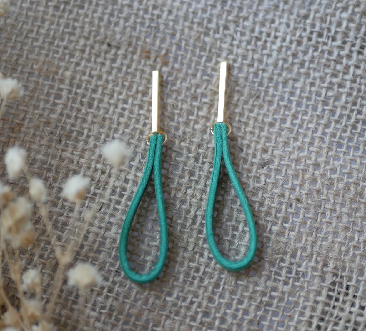 Boucles d'oreilles en cuir jade clous longs rectangulaires dor&eacute;s