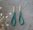 Boucles d'oreilles en cuir jade clous longs rectangulaires dor&eacute;s