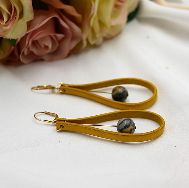 Boucles d'oreilles pendantes en cuir jaune et pierres naturelles.