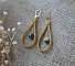 Boucles d'oreilles pendantes en cuir jaune moutarde et perles.