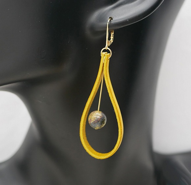 Boucle d'oreille goutte en cuir jaune et pierre gemme.