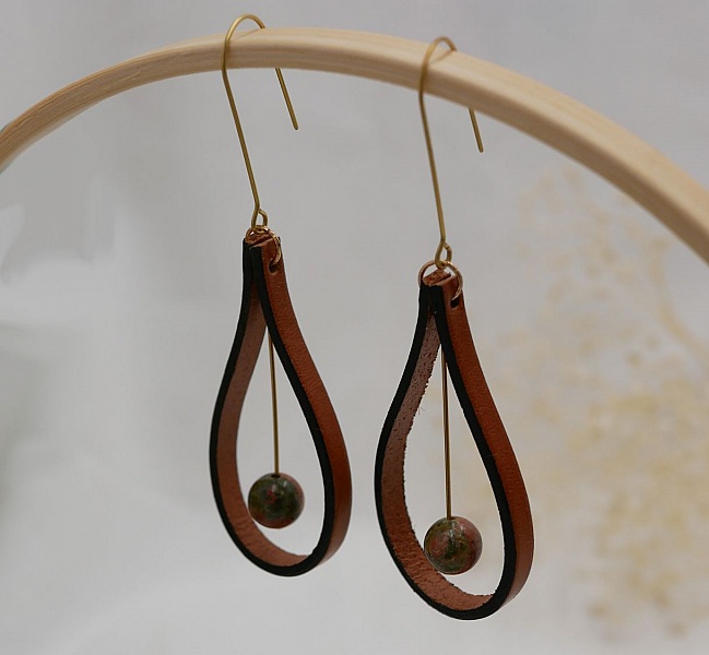Boucles d'oreilles en cuir marron et pierres de gemmes Unakite