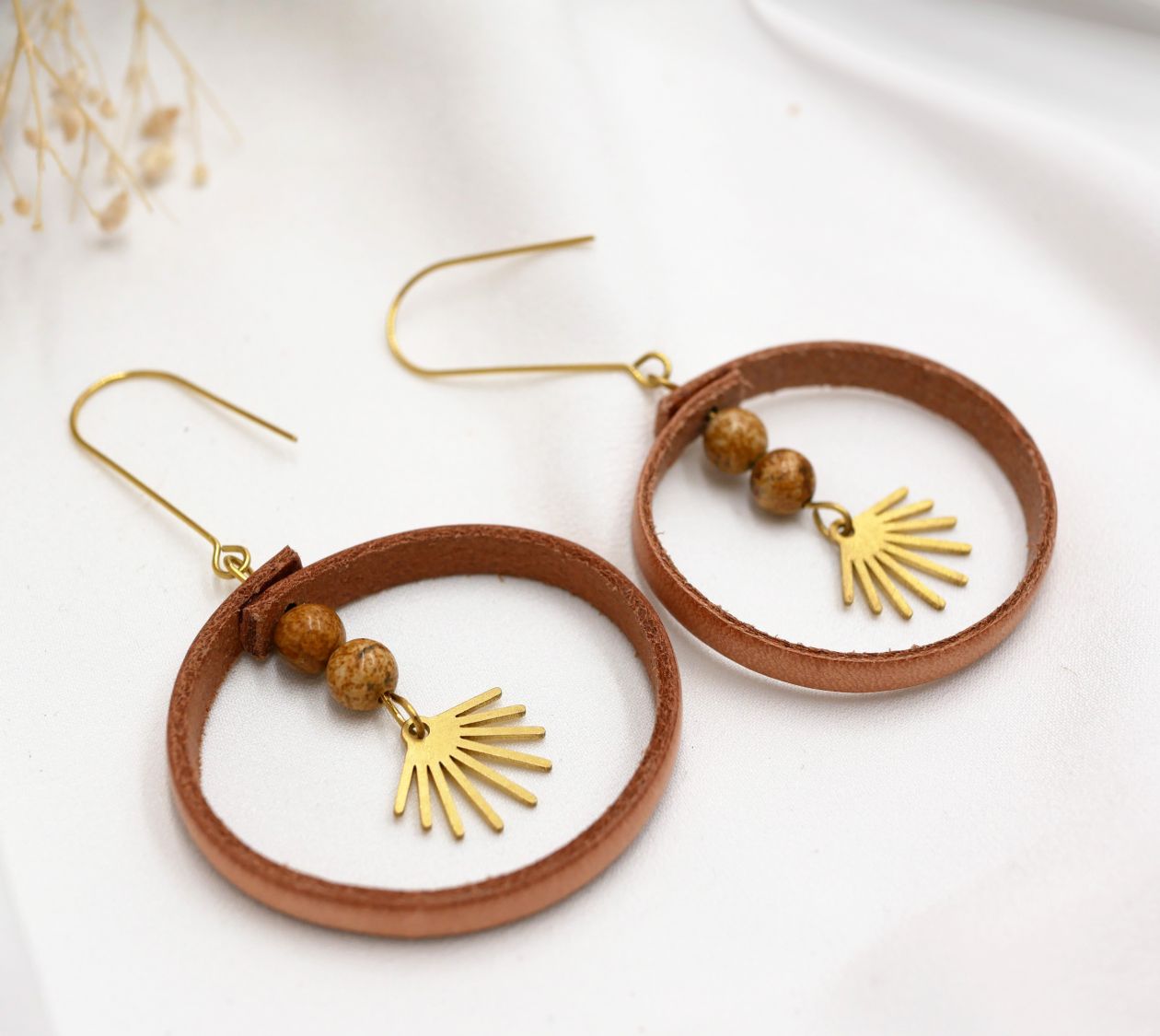 Boucles d'oreilles rondes en cuir naturel et perles dorées.