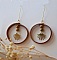 Boucles d'oreilles rondes en cuir naturel et perles dorées.