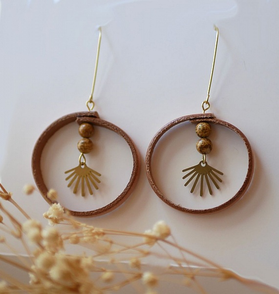 Boucles d'oreilles rondes en cuir naturel et perles dorées.