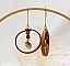 Boucles d'oreilles rondes en cuir naturel avec perles dorées.