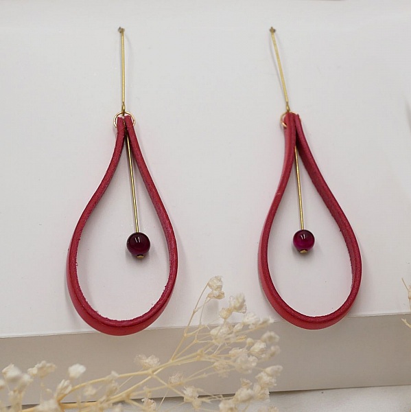 Boucles d'oreilles en cuir rouge corail et perles assorties