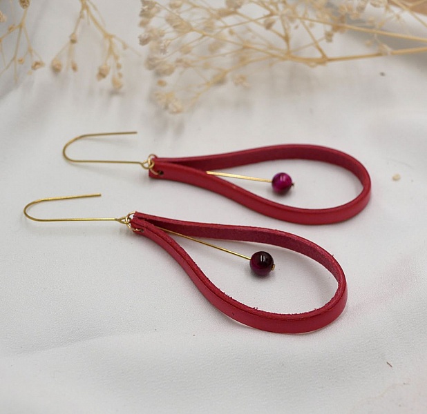 Boucles d'oreilles en cuir rouge corail et perles assorties
