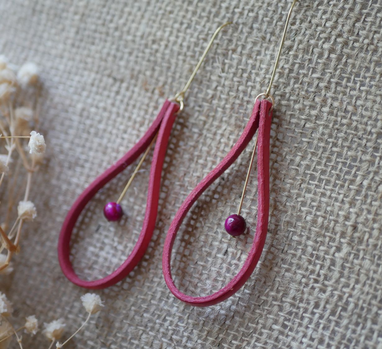 Boucles d'oreilles en cuir rouge corail et perles assorties