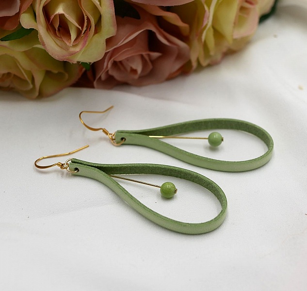 Boucles d'oreilles en cuir vert amande  et pierres de gemmes vert p&acirc;le