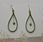 Boucles d'oreilles en cuir vert amande  et pierres de gemmes vert p&acirc;le