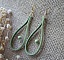 Boucles d'oreilles en cuir vert amande  et pierres de gemmes vert p&acirc;le