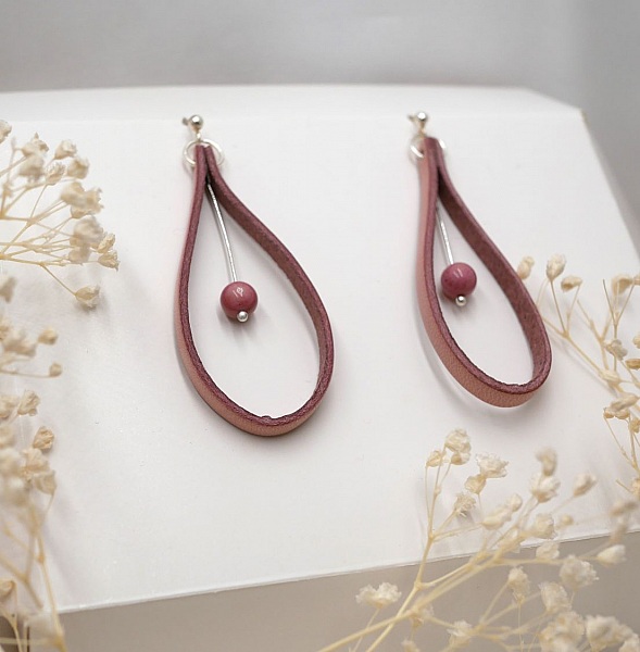 Boucles d'oreilles en cuir vieux rose sur clous en argent 925 