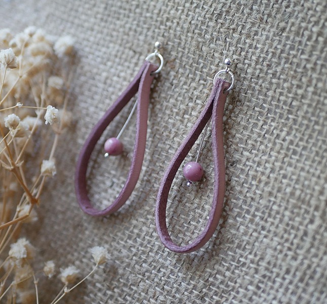 Boucles d'oreilles en cuir vieux rose sur clous en argent 925 