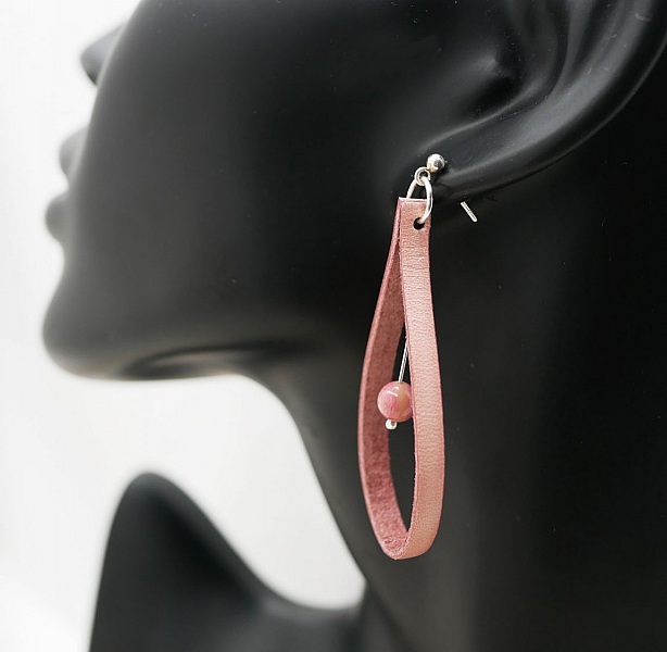 Boucles d'oreilles en cuir vieux rose sur clous en argent 925 