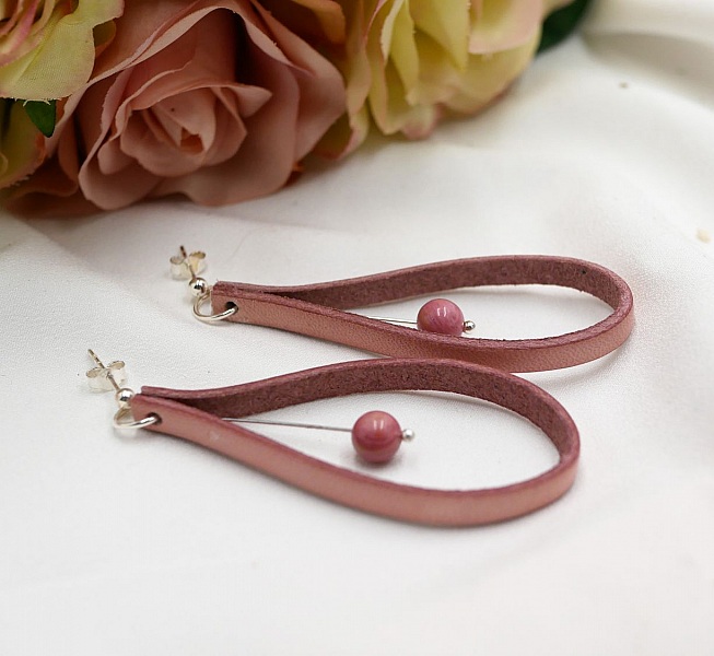 Boucles d'oreilles en cuir vieux rose sur clous en argent 925 
