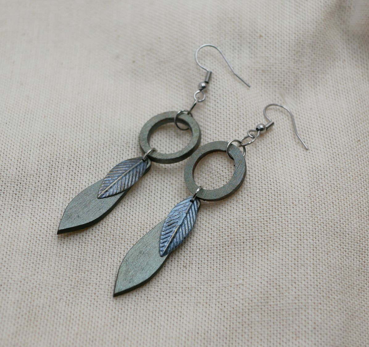 Boucles d'oreilles feuille en bois et m&eacute;tal patin&eacute; vert de gris