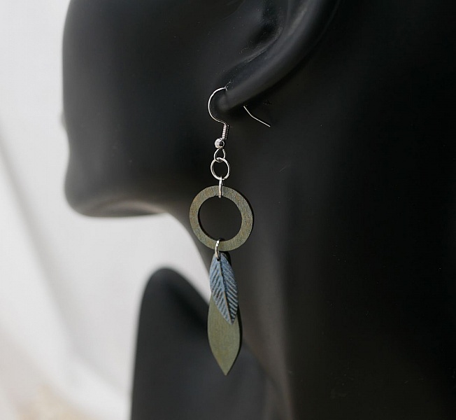 Boucles d'oreilles feuille en bois et m&eacute;tal patin&eacute; vert de gris