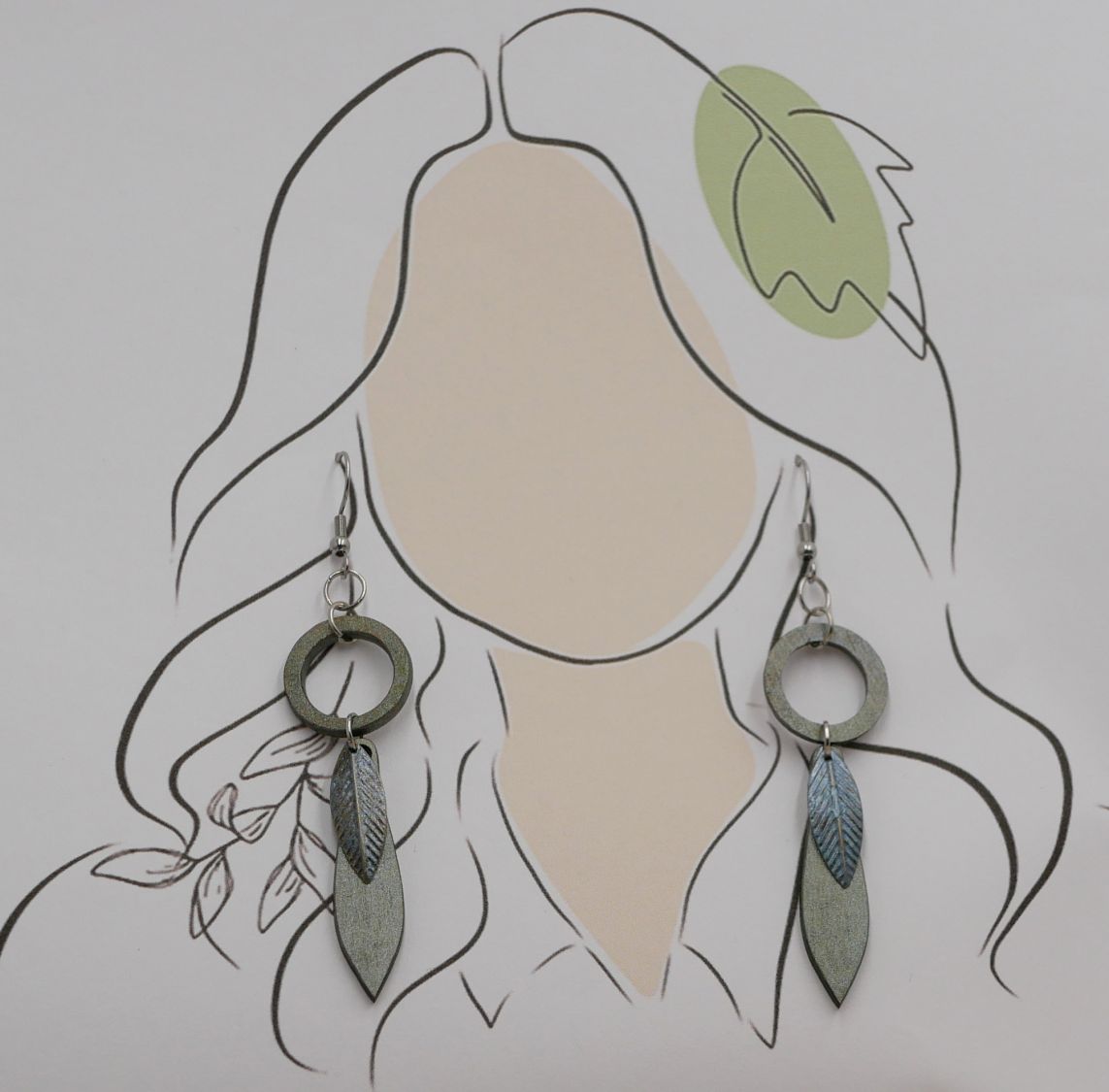 Boucles d'oreilles feuille en bois et m&eacute;tal patin&eacute; vert de gris