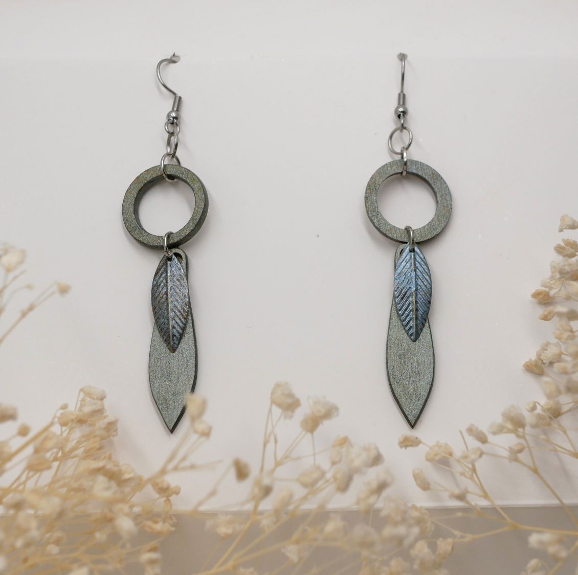 Boucles d'oreilles feuille en bois et m&eacute;tal patin&eacute; vert de gris