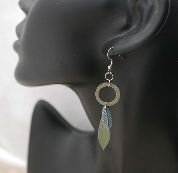 Boucles d'oreilles feuille en bois et m&eacute;tal patin&eacute; vert de gris