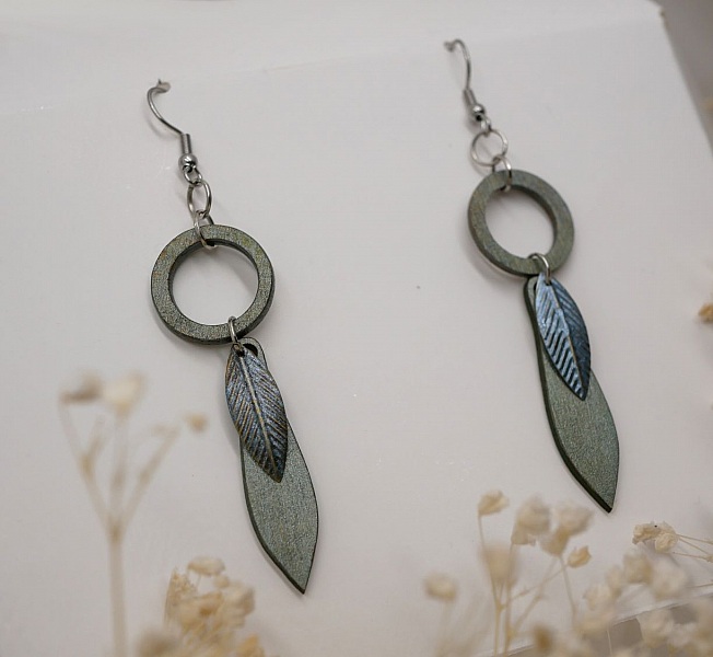 Boucles d'oreilles feuille en bois et m&eacute;tal patin&eacute; vert de gris