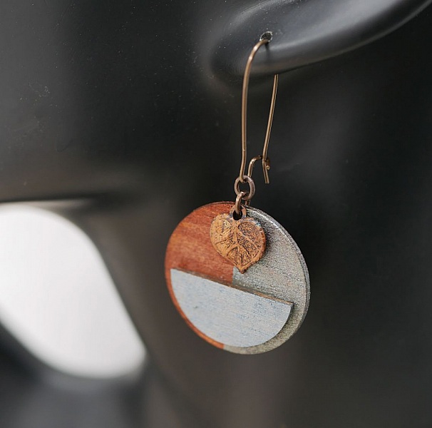 Boucles d'oreilles graphiques rondes en bois et feuille cuivrée.