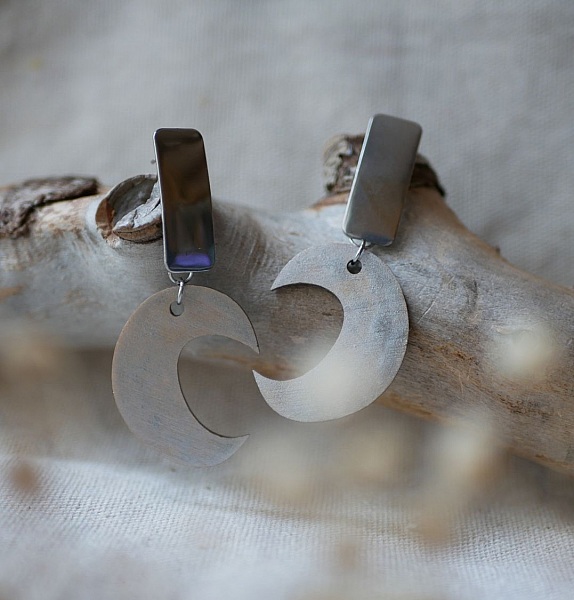 Boucles d'oreilles graphiques en bois patin&eacute; argent&eacute; 