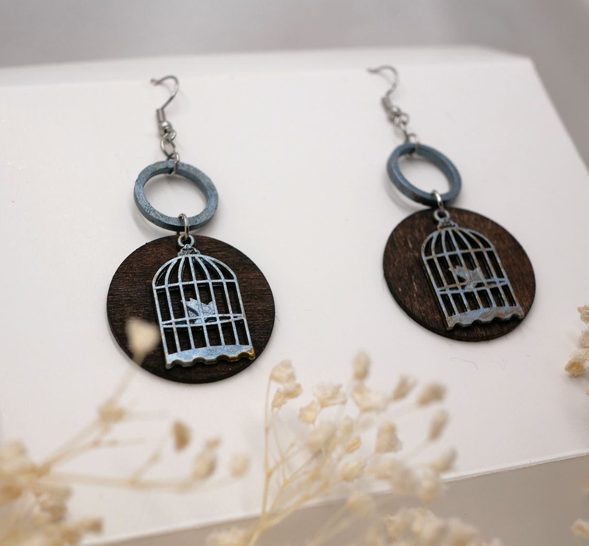 Boucles d'oreilles graphiques en bois noyer motif cage oiseau.
