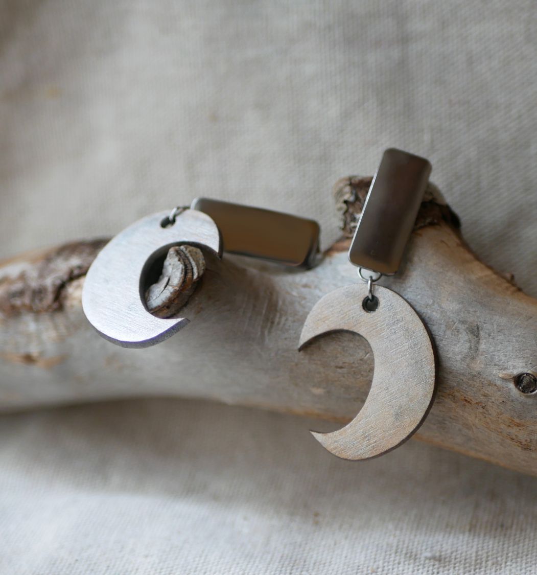 Boucles d'oreilles graphiques en bois patin&eacute; argent&eacute; 