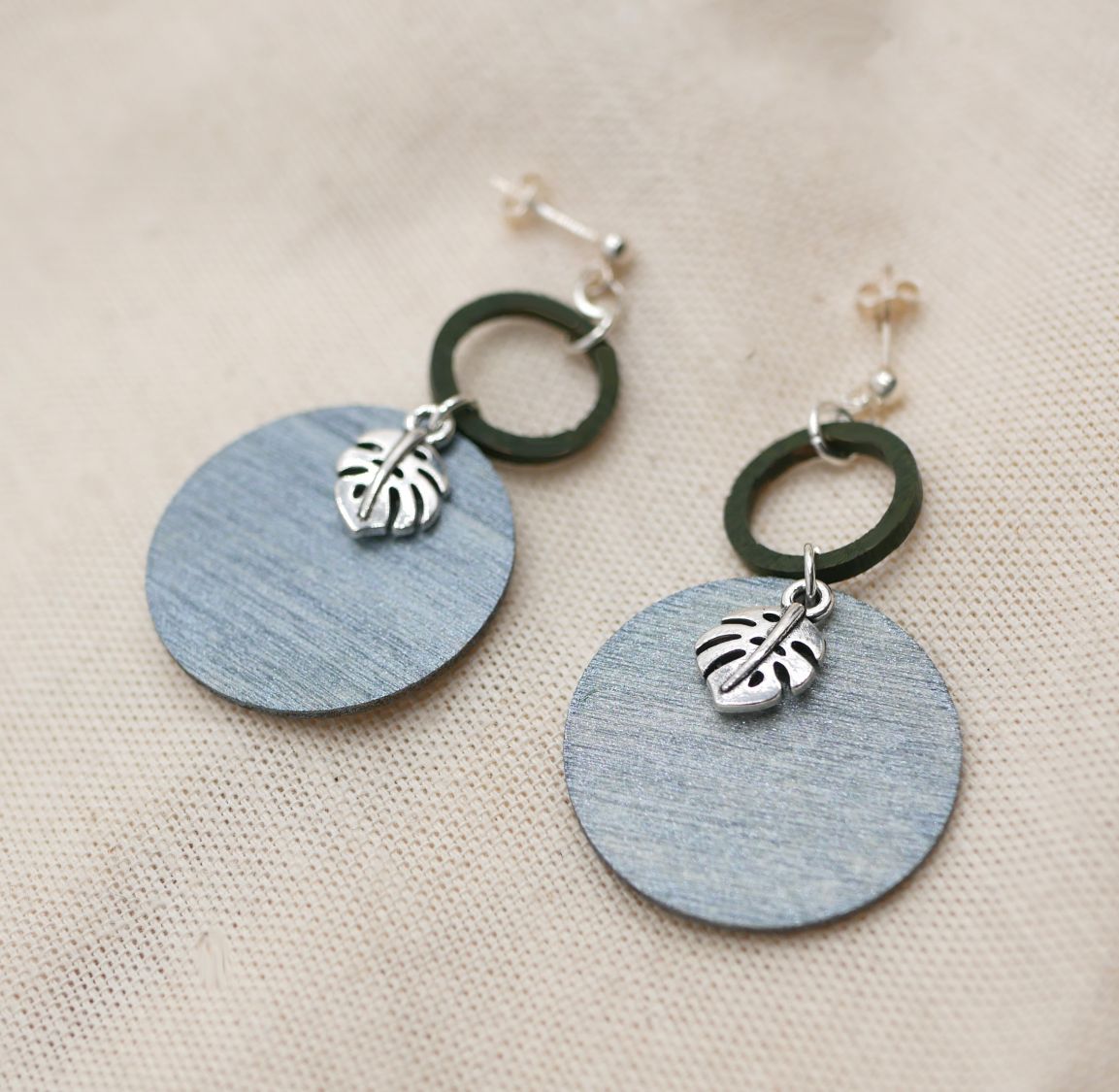 Boucles d'oreilles graphiques en bois gris et vert feuilles monstera