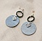 Boucles d'oreilles graphiques en bois gris et vert feuilles monstera