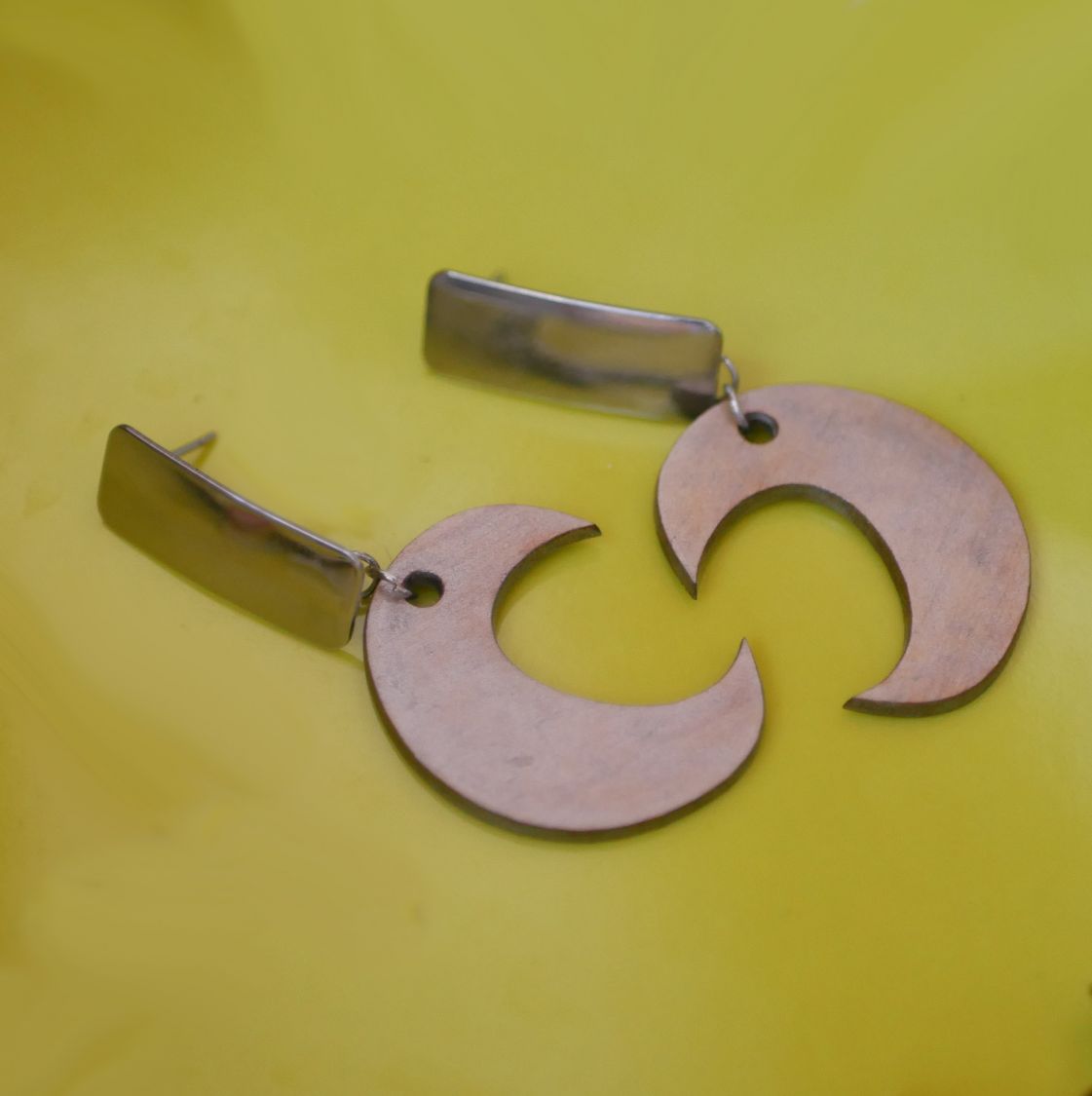 Boucles d'oreilles graphiques en bois patin&eacute; argent&eacute; 