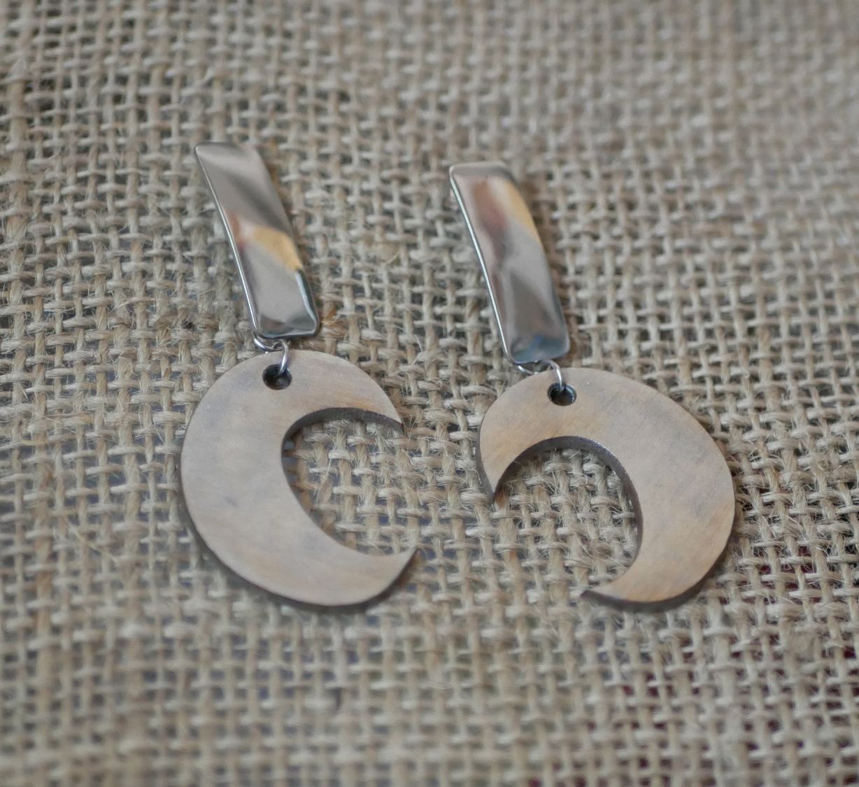 Boucles d'oreilles graphiques en bois patin&eacute; argent&eacute; 