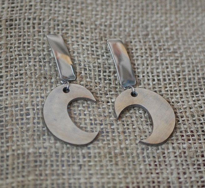 Boucles d'oreilles graphiques en bois patin&eacute; argent&eacute; 
