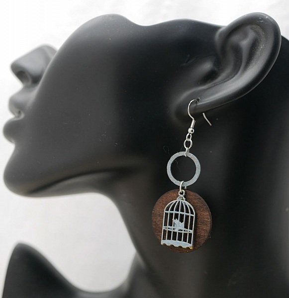 Boucles d'oreilles graphiques en bois noyer motif cage oiseau.