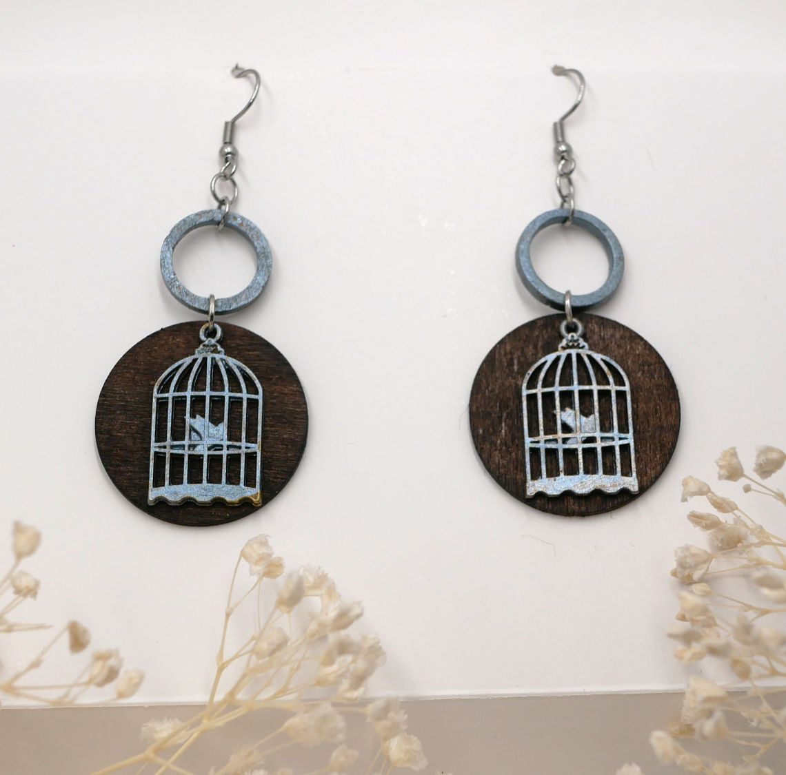 Boucles d'oreilles graphiques en bois noyer motif cage oiseau.