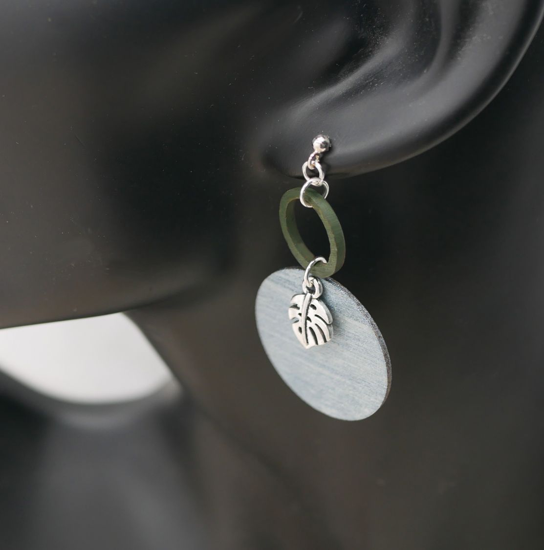 Boucles d'oreilles graphiques en bois gris et vert feuilles monstera