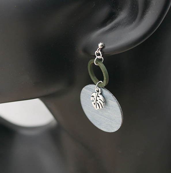 Boucles d'oreilles graphiques en bois gris et vert feuilles monstera