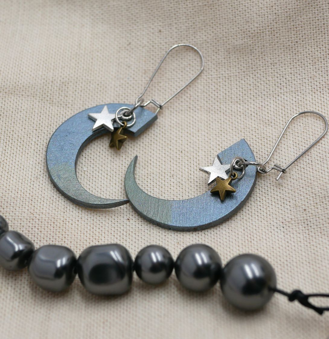 Boucles d'oreilles lunes en bois avec charmes étoiles argentés.